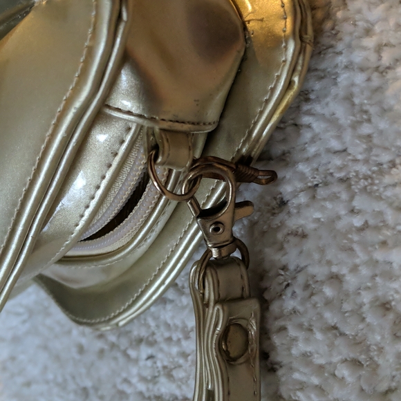 Gold Poly Lips Wristlet Purse - Picture 8 of 8